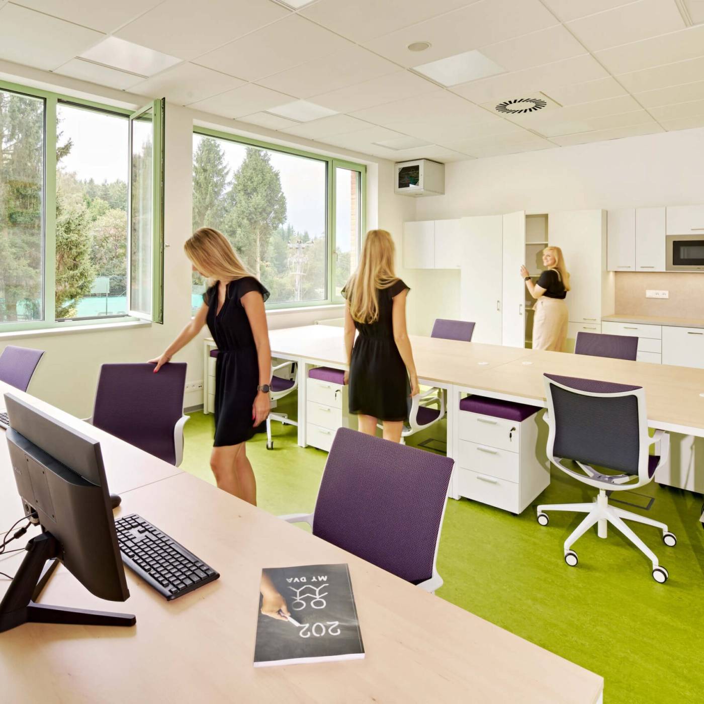 Innenraum der Lehrerkabinette der Grundschule Ondřejov