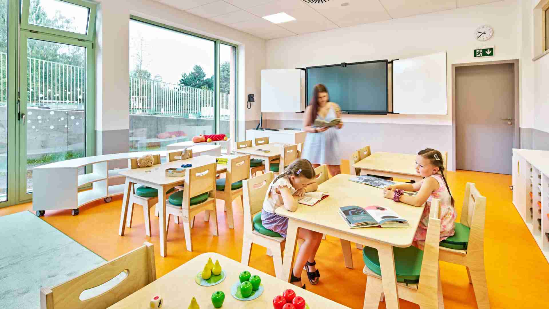 My Dva - Außensitzbereich an der Grundschule der Brüder Frič in Ondřejov